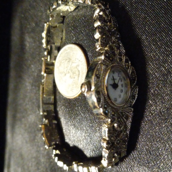 Really nice ladies watch. Quarts most. Crystal embedded through out. - Picture 4 of 6